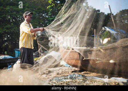 Pêcheur sur le Mahatma Gandhi Beach, Fort Kochi (Cochin), Kerala, Inde, Asie Banque D'Images