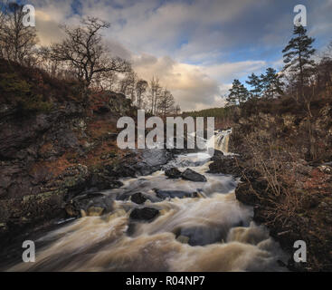 Rivière d'eau noire dans les Highlands écossais - le domaine de Rogie tombe près de Tarvie. Banque D'Images