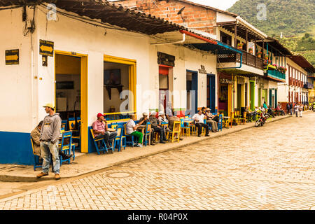 La population locale à socialiser sur la place principale, avec ses conserves, colorée, bâtiments coloniaux, Jardin, Colombie, Amérique du Sud Banque D'Images