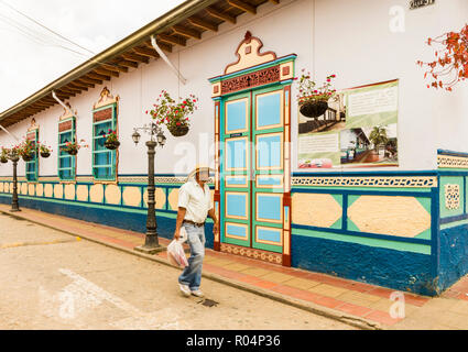 En général, une rue colorée avec des bâtiments couverts en tuiles traditionnelles locales dans la ville pittoresque de Guatape, Colombie, Amérique du Sud Banque D'Images