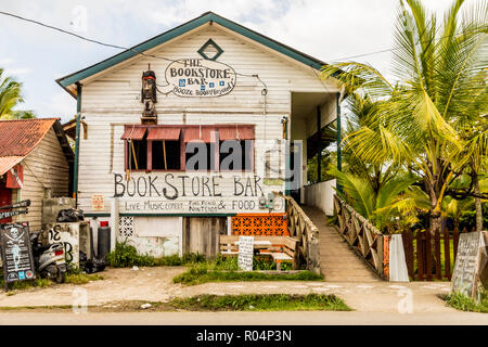 La librairie bar dans Bocas Town, l'Île de Colon, les îles de Bocas del Toro, PANAMA, Amérique Centrale Banque D'Images