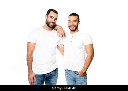 Les jeunes homosexuels couple gay s'aiment les uns les autres sur un fond blanc. Banque D'Images