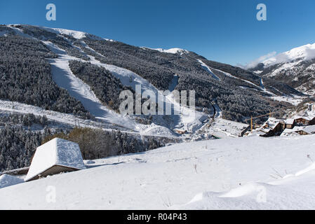 Magnifique paysage de Soldeu, Canillo, Andorre, sur un matin d'automne dans sa première neige de la saison. Vous pouvez voir presque terminé les travaux d'e Banque D'Images