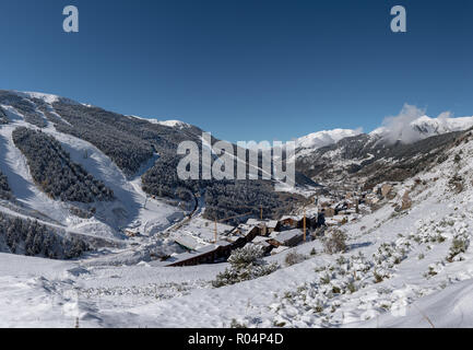 Magnifique paysage de Soldeu, Canillo, Andorre, sur un matin d'automne dans sa première neige de la saison. Vous pouvez voir presque terminé les travaux d'e Banque D'Images