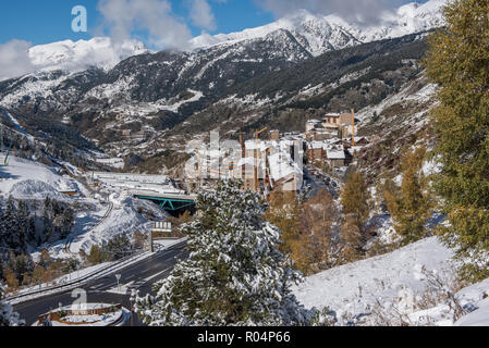 Magnifique paysage de Soldeu, Canillo, Andorre, sur un matin d'automne dans sa première neige de la saison. Vous pouvez voir presque terminé les travaux d'e Banque D'Images