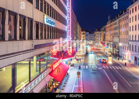 Kungsgatan (Kings Street) dans Norrmalm dans la nuit avec un tout premier cinéma théâtre en Suède Biograf Rigoletto sur le côté gauche, Stockholm, Suède Banque D'Images