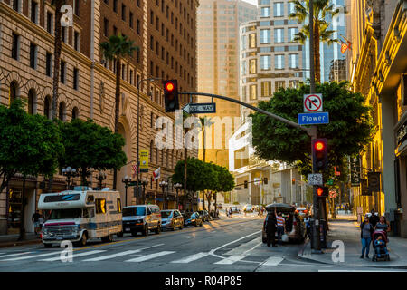 Scène de rue dans le centre-ville de Los Angeles pendant la golden hour, Los Angeles, Californie, États-Unis d'Amérique, Amérique du Nord Banque D'Images
