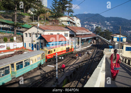 L'Himalayan Reine petit train à Shimla Railway Station, terminus de la Kalka Shimla Railway, à l'UNESCO, Simla Shimla (), l'Himachal Pradesh, en Inde Banque D'Images