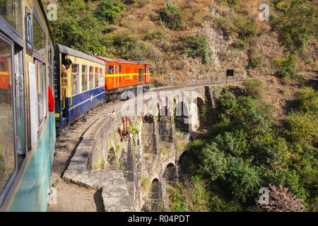 L'Himalayan Reine petit train traversant un viaduc, sur la Kalka Shimla Railway, à l'UNESCO World Heritage Site, nord-ouest de l'Inde, l'Asie Banque D'Images