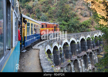 L'Himalayan Reine petit train traversant un viaduc, sur la Kalka Shimla Railway, à l'UNESCO World Heritage Site, nord-ouest de l'Inde, l'Asie Banque D'Images