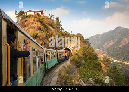 L'Himalayan Reine toy train approchant un tunnel, sur la Kalka Shimla Railway, à l'UNESCO World Heritage Site, nord-ouest de l'Inde, l'Asie Banque D'Images