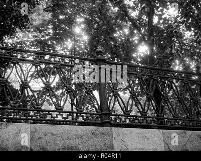 Clôture ajourée dans le parc à Moscou, photo en noir et blanc Banque D'Images