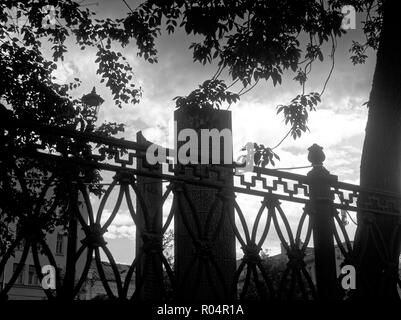 Clôture ajourée dans le parc à Moscou, photo en noir et blanc Banque D'Images