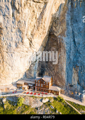 Vue panoramique aérienne de Aescher-Wildkirchli, Gasthaus Löwen, Appenzell Rhodes-Intérieures, Suisse, Europe Banque D'Images