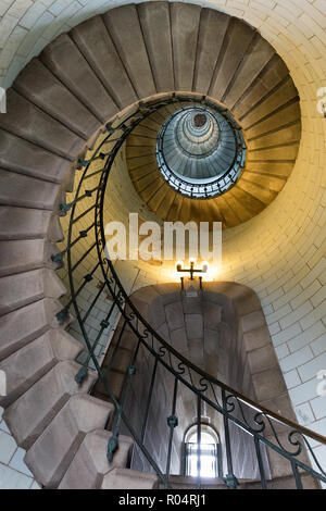 L'Infini escaliers du phare Eckmul en Bretagne, France Banque D'Images