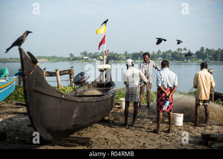 Les pêcheurs sur le Mahatma Gandhi Beach, Fort Kochi (Cochin), Kerala, Inde, Asie Banque D'Images