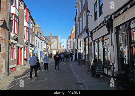 Une vue sur la rue de l'Église jusqu'à 199 étapes de Whitby, North Yorkshire, England, UK par un beau jour d'automne avec un ciel sans nuages, Bleu. Banque D'Images