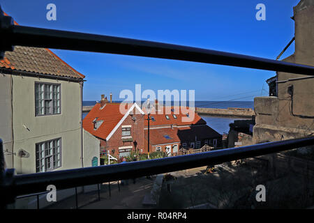 Vue de Whitby et le port grâce à des rampes de Church Lane au bas de St Mary's suivantes sur un jour d'automne avec bleu ciel sans nuages. Banque D'Images