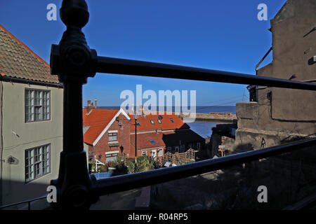 Vue de Whitby et le port grâce à des rampes de Church Lane au bas de St Mary's suivantes sur un jour d'automne avec bleu ciel sans nuages. Banque D'Images