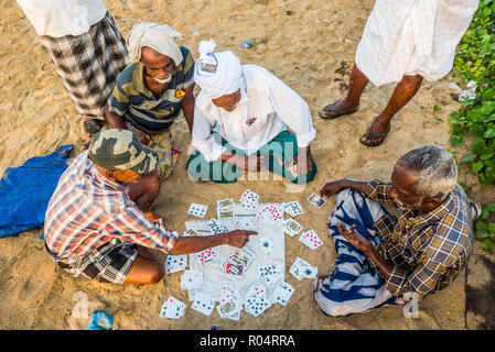 Jeux de cartes chez les pêcheurs Kappil Beach, Varkala, Kerala, Inde, Asie Banque D'Images