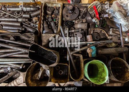 Pièces de véhicules et outils dans un atelier mécanique turner Banque D'Images