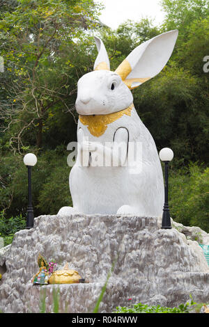 Statue de lapin blanc géant, signe du zodiaque chinois dans un temple bouddhiste, la Thaïlande Banque D'Images