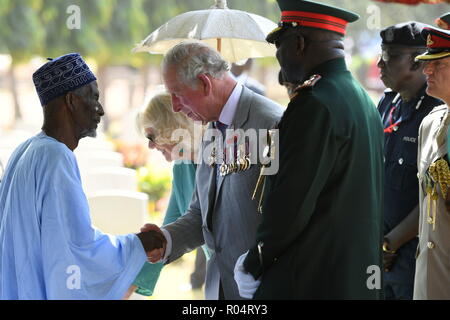 Le Prince de Galles rencontre des anciens combattants de la guerre au cours d'une visite à la Commonwealth War Graves, Banjul en Gambie, le deuxième jour de la couples royaux voyage en Afrique de l'ouest. Banque D'Images