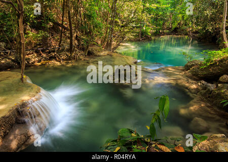 Huay Mae Khamin cascades dans la province de Kanchanaburi, Thaïlande Banque D'Images