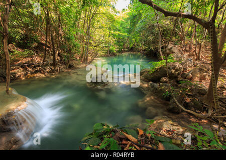 Huay Mae Khamin cascades dans la province de Kanchanaburi, Thaïlande Banque D'Images