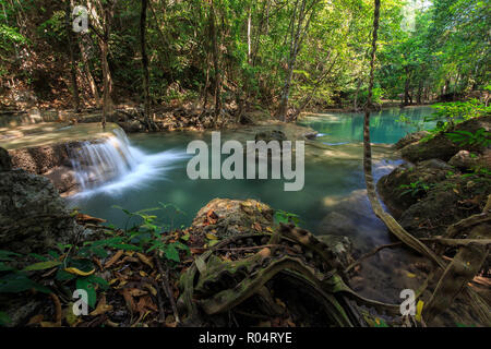 Huay Mae Khamin cascades dans la province de Kanchanaburi, Thaïlande Banque D'Images