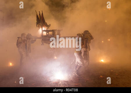 Nuit procession religieuse sous pleine de fumée de pétards pendant la festival végétarien de Phuket, Thaïlande Banque D'Images