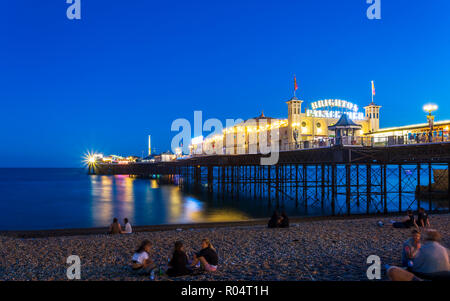 Brighton Palace Pier et plage le soir, East Sussex, Angleterre, Royaume-Uni, Europe Banque D'Images