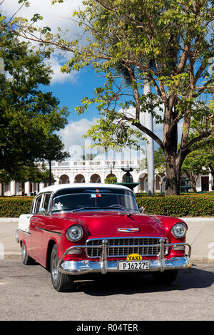 Le rouge et le blanc Chevrolet Bel Air parqué par Plaza Jose Marti, Cienfuegos, Site du patrimoine mondial de l'UNESCO, Cuba, Antilles, Caraïbes, Amérique Centrale Banque D'Images