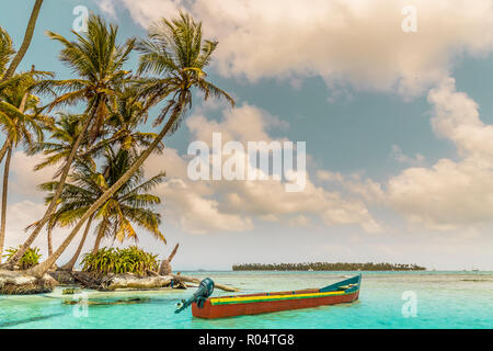 Un bateau coloré sur la magnifique île Pelicano dans les îles San Blas, Kuna Yala, Panama, Amérique Centrale Banque D'Images