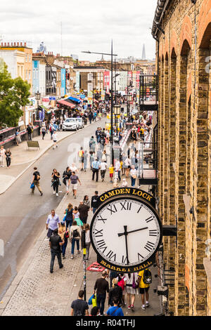 Le vieux modèle d'horloge à Camden Lock Market à Camden, Londres, Angleterre, Royaume-Uni, Europe Banque D'Images