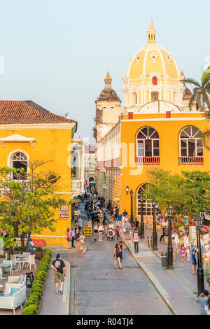 Une vue sur la rue typique à Cartagena de Indias, Colombie, Amérique du Sud Banque D'Images