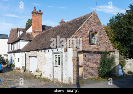 La moitié vieille maison à pans de bois avec garage et débarras en brique de Much Wenlock, Shropshire Banque D'Images