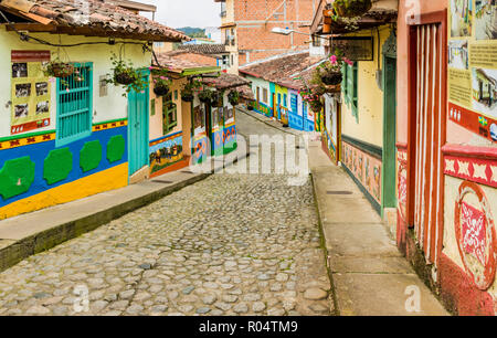 En général, une rue colorée avec des bâtiments couverts en tuiles traditionnelles locales dans la ville pittoresque de Guatape, Colombie, Amérique du Sud Banque D'Images