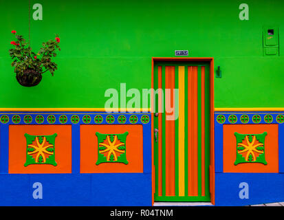 La façade d'un bâtiment coloré recouvert de carreaux traditionnels locaux, dans la ville pittoresque de Guatape, Colombie, Amérique du Sud Banque D'Images