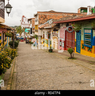 En général, une rue colorée avec des bâtiments couverts en tuiles traditionnelles locales dans la ville pittoresque de Guatape, Colombie, Amérique du Sud Banque D'Images