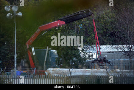 Une grue se déplace une partie de l'épave de l'hélicoptère survenu à Leicester City Football Club. Banque D'Images