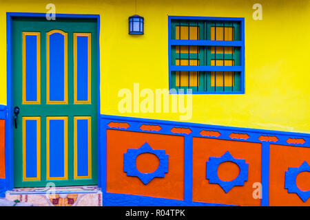 La façade d'un bâtiment coloré recouvert de carreaux traditionnels locaux, dans la ville pittoresque de Guatape, Colombie, Amérique du Sud Banque D'Images