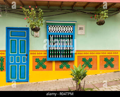 La façade d'un bâtiment coloré recouvert de carreaux traditionnels locaux, dans la ville pittoresque de Guatape, Colombie, Amérique du Sud Banque D'Images