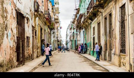 Une scène de rue typique dans le centre de La Havane, Cuba, Antilles, Caraïbes, Amérique Centrale Banque D'Images