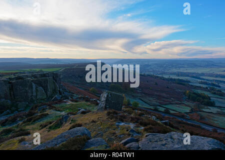 Sur le bord haut Curbar dans le Derbyshire Peak District le matin soleil d'automne commence à s'allumer le paysage Banque D'Images