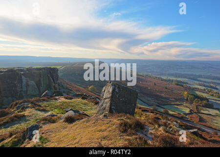 Un jour d'automne brumeux sur Curbar Edge dans le Derbyshire Peak District. Banque D'Images