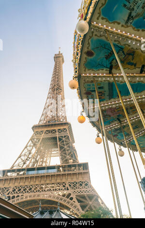 La tour Eiffel avec un carrousel classique au premier plan au début de la matinée, Paris, France, Europe Banque D'Images