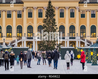 Marché de Noël en face de la palais de Schonbrunn, Site du patrimoine mondial de l'UNESCO, Vienne, Autriche, Europe Banque D'Images