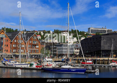 Port, de la ville de Tromso, Île Tromsoya, comté de Troms, Norvège, Scandinavie, Europe Banque D'Images