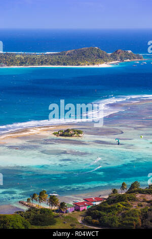 Vue vers Palm Island, Union Island, les Grenadines, Saint Vincent et les Grenadines, Antilles, Amérique Centrale, AmericaIsland Banque D'Images